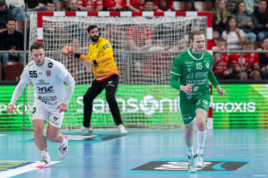 Hári Levente (15-ös mezben) bemutatkozhat a felnőtt válogatottban - archív fotó