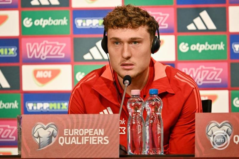 Callum Styles, a magyar válogatott tagja a csapat sajtótájékoztatóján az MLSZ Telki Edzőközpontjában 2025. október 10-én. A magyar válogatott október 11-én Örményország ellen lép pályára a Puskás Arénában, három nappal később Lisszabonban a portugálok ellen játszik. MTI/Illyés Tibor