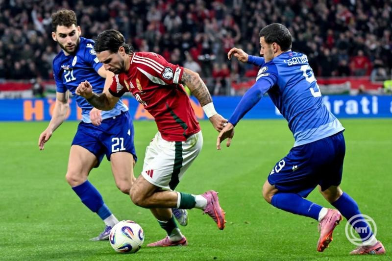 Szoboszlai Dominik (k), valamint az örmény Nair Tiknizjan (b) és Artur Szerobjan a Magyarország - Örményország labdarúgó világbajnoki selejtező mérkőzésen a Puskás Arénában 2025. október 11-én. MTI/Illyés Tibor