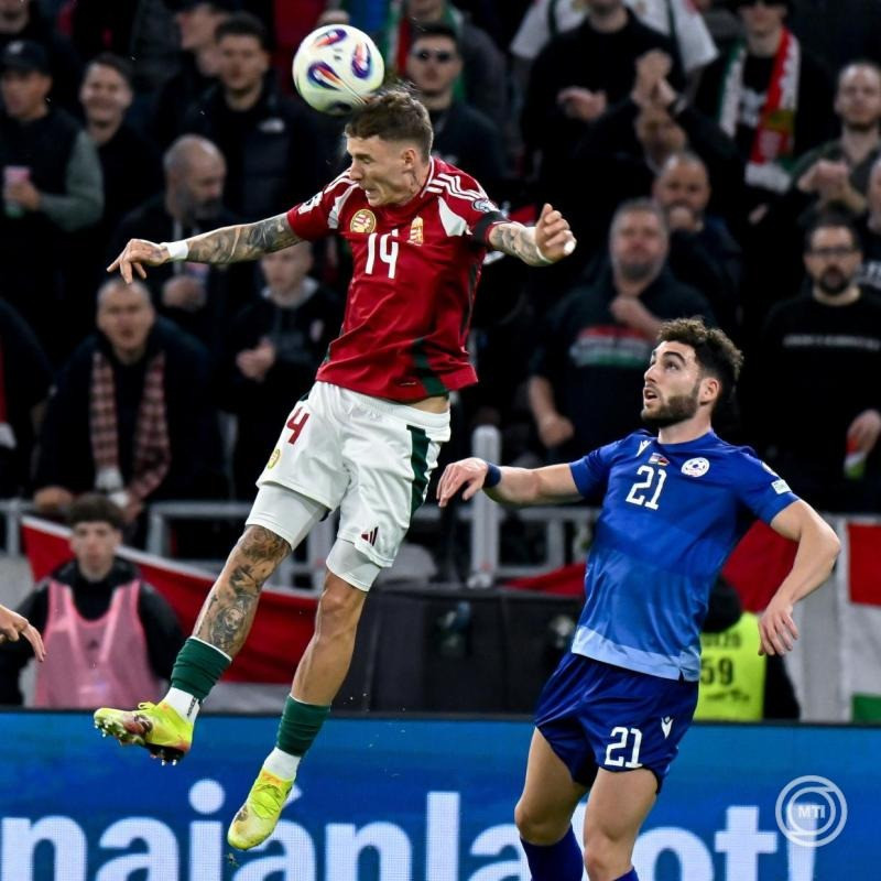 Bolla Bendegúz (b) és az örmény Nair Tiknizjan a Magyarország - Örményország labdarúgó világbajnoki selejtező mérkőzésen a Puskás Arénában 2025. október 11-én. MTI/Illyés Tibor