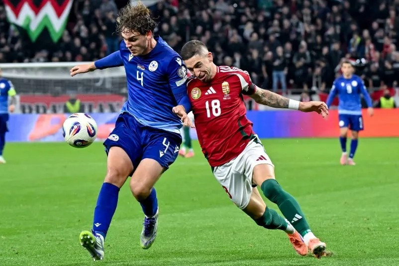 Nagy Zsolt (j) és az örmény Georgi Harutyunjan a Magyarország - Örményország labdarúgó világbajnoki selejtező mérkőzésen a Puskás Arénában 2025. október 11-én. MTI/Illyés Tibor