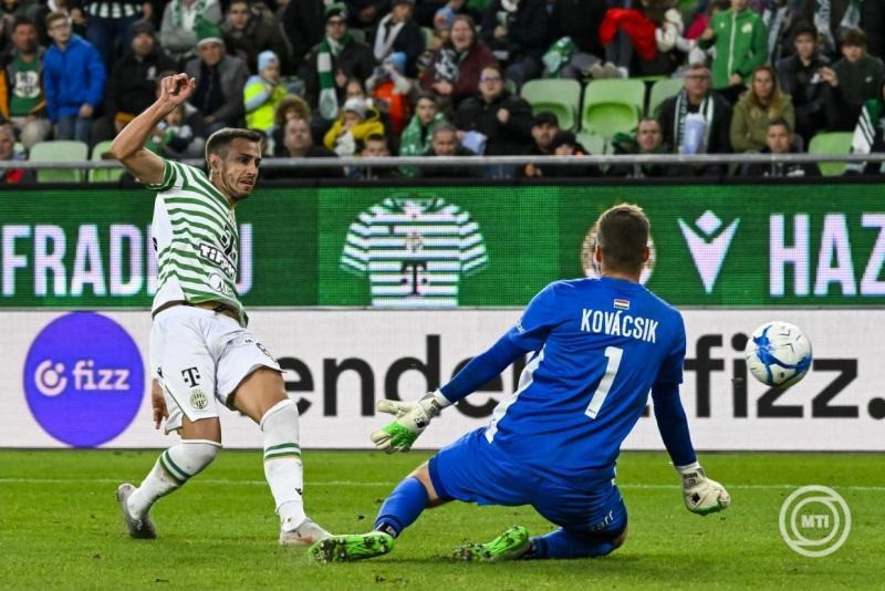 Aleksandar Pesic (b), a Ferencváros jétékosa gólt lő a labdarúgó Fizz Liga 9. fordulójában, a Ferencvárosi TC - Paksi FC mérkőzésen a Groupama Arénában 2025. október 5-én. MTI/Hegedüs Róbert