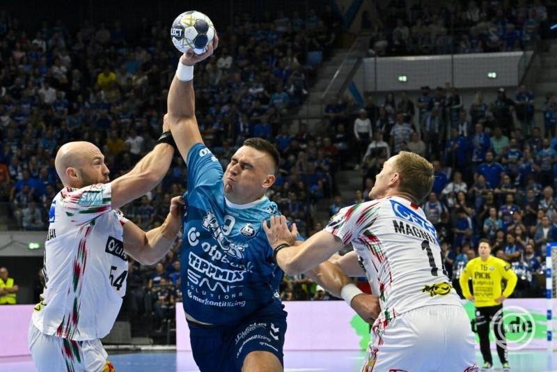 Bodó Richárd, a Szeged (k), valamint és Oscar Bergendahl (b) és Ómar Ingi Magnusson (j), Magdeburg játékosai a férfi kézilabda Bajnokok Liga csoportkörében játszott OTP Bank-Pick Szeged - SC Magdeburg mérkőzésen a a szegedi Pick Arénában 2025. október 15-én. MTI/Hegedüs Róbert
