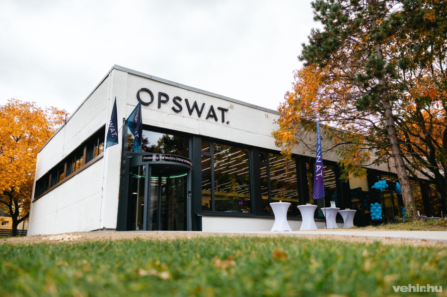 Az OPSWAT CIP Lab (Critical Infrastructure Protection Laboratory) a vállalat Zrínyi utcai központjától mindössze néhány lépésre, egy teljesen megújított, modernizált épületben kapott otthont.