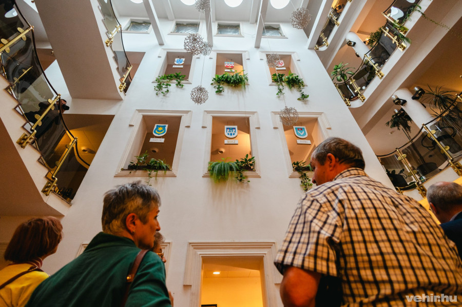 Az előcsarnok falait a testvérvárosok címerei díszítik