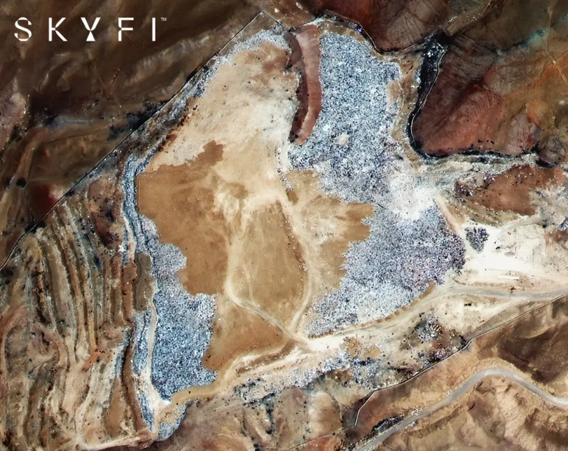 A SkyFi amerikai cég műholdfelvételein is látszik a ruhákból álló halom. Fotó: Jam Press/SkyFi