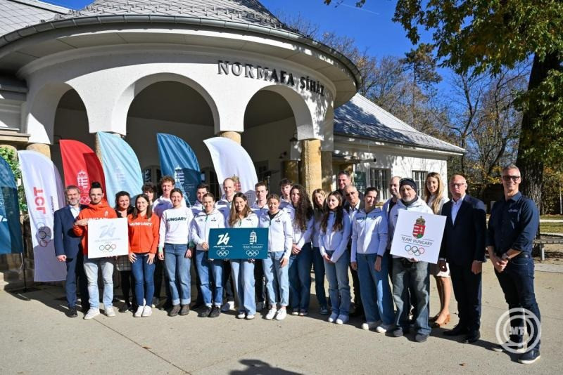 Sportolók és sportvezetők a 100 nap a téli olimpiáig címmel rendezett sajtótájékoztató után Budapesten, a Normafa Síházban 2025. október 29-én. MTI/Illyés Tibor