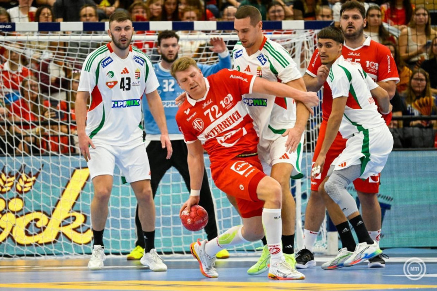 Ilic Zoran (b) és Ligetvári Patrik (b4), a magyar, valamint Lukas Hutecek (b3), az osztrák válogatott játékosa az Ausztria - Magyarország barátságos férfi kézilabda-mérkőzésen a bécsi Sport Arénában 2025. november 1-jén. A találkozót az osztrák szövetség alapításának századik évfordulója alkalmából rendezték. MTI/Hegedüs Róbert