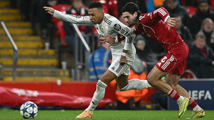 Kylian Mbappé és Szoboszlai Dominik a Liverpool–Real Madrid Bajnokok Ligája-mérkőzésen Fotó: PAUL ELLIS Forrás: AFP