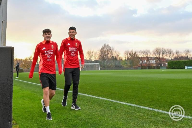 Tóth Alex (b) és Redzic Damir, a magyar labdarúgó-válogatott tagjai a csapat sajtótájékoztatóján az MLSZ Telki Edzőközpontjában 2025. november 10-én. A magyar csapat november 13-án Örményország ellen lép pályára Jerevánban, három nappal később az ír válogatott ellen játszik a Puskás Arénában. MTI/Illyés Tibor