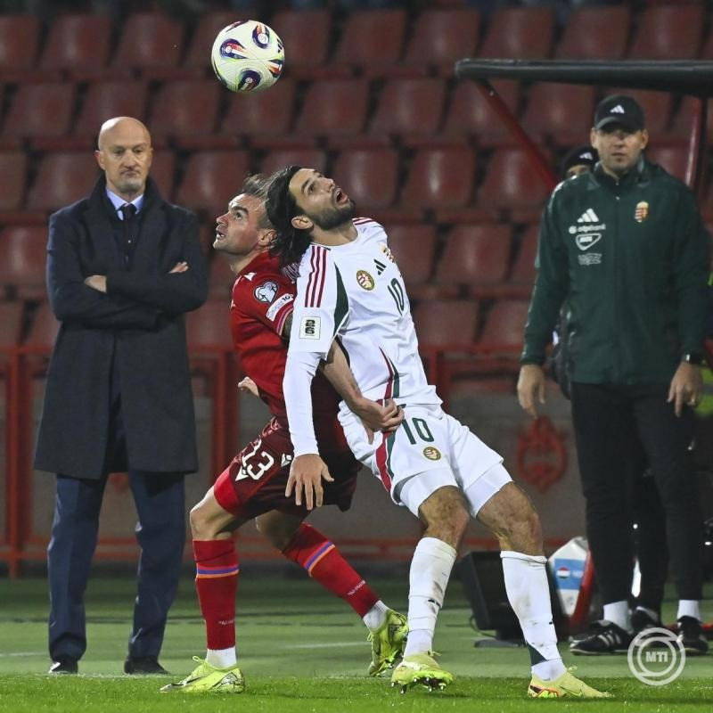 Szoboszlai Dominik (j) és az örmény Kamo Hovhanniszjan az Örményország - Magyarország labdarúgó világbajnoki selejtező mérkőzésen a jereváni Szargszján Köztársasági Stadionban 2025. november 13-án. MTI/Czeglédi Zsolt