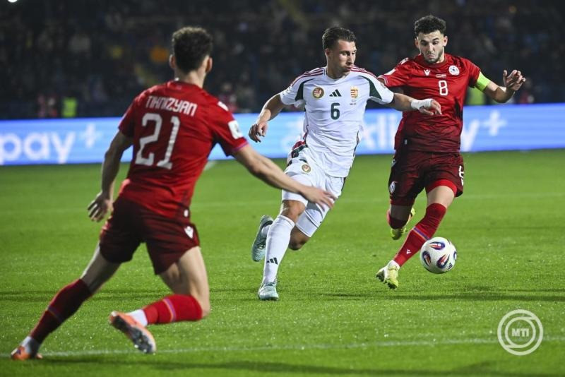 Willi Orbán (k) és az örmény Eduard Szpercjan (j) az Örményország - Magyarország labdarúgó világbajnoki selejtező mérkőzésen a jereváni Szargszján Köztársasági Stadionban 2025. november 13-án. MTI/Czeglédi Zsolt