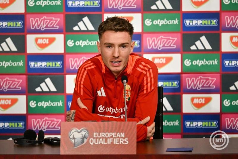 Bolla Bendegúz a magyar labdarúgó-válogatott sajtótájékoztatóján az MLSZ Edzőközpontjában, Telkiben 2025. november 15-én. A csapat másnap Írország ellen világbajnoki selejtezőmérkőzést játszik a Puskás Arénában. MTI/Illyés Tibor