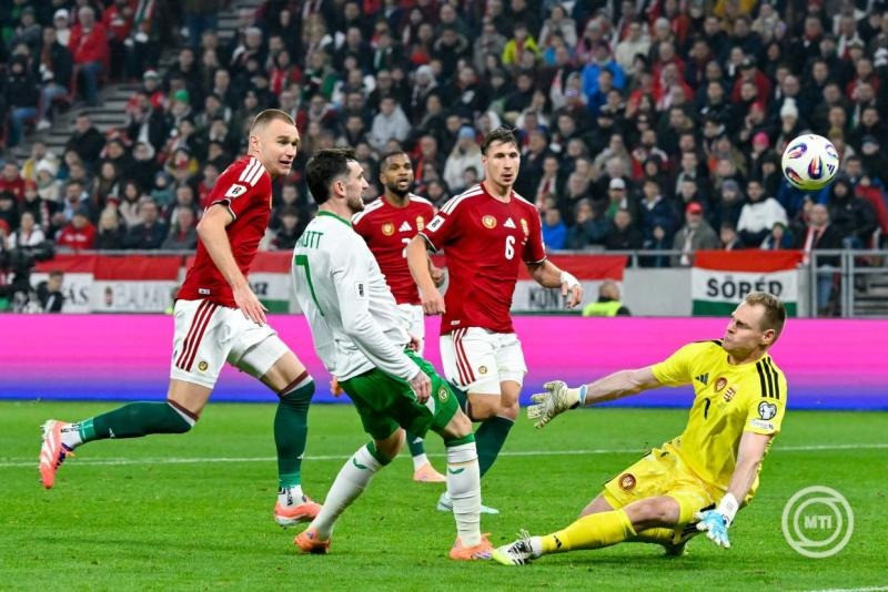 Az ír Troy Parrott (b2) gólt lő a Magyarország - Írország labdarúgó világbajnoki selejtező mérkőzésen a Puskás Arénában 2025. november 16-án. MTI/Hegedüs Róbert