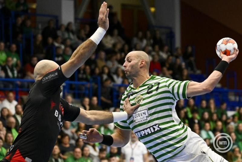 Ancsin Gábor, az FTC (j) és Arnarsson Arnar Freyr, a Melsungen játékosa a férfi kézilabda Európa Liga csoportkörében játszott FTC-Green Collect - MT Melsungen mérkőzésen az Érd Arénában 2025. november 18-án. MTI/Hegedüs Róbert