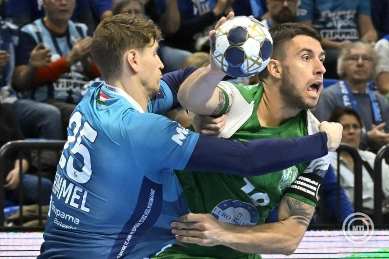 Sebastian Frimmel, a Szeged (b) és Filip Kumanovszki, az Eurofarm Peliszter játékosa a férfi kézilabda Bajnokok Liga csoportkörében játszott OTP Bank - Pick Szeged-Eurofarm Peliszter mérkőzésen a szegedi Pick Arénában 2025. november 20-án. MTI/Hegedüs Róbert