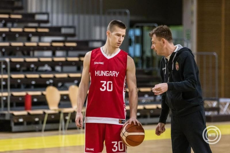 Somogyi Ádám (b) és Gasper Okorn szövetségi kapitány a a világbajnoki selejtezőkre készülő magyar férfi kosárlabda-válogatott sajtónyilvános edzésén a szombathelyi Schaeffler Arena Savariában 2025. november 25-én. A magyar csapat november 29-én Finnország ellen játszik Szombathelyen, majd három nappal később idegenben Belgiumban. MTI/Katona Tibor