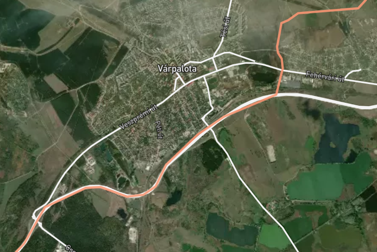 Érdekes szembesülni azzal, hogy a néhány évvel ezelőtt átadott várpalotai elkerülő nyomvonalát jelentős részében a rómaiak által megépített útra alapozták