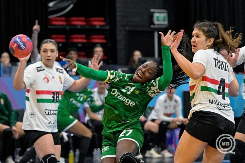 Vámos Petra (b), Tóvizi Petra (j) és a szenegáli Dienaba Sy a holland-német közös rendezésű női kézilabda-világbajnokság B csoportjának 1. fordulójában játszott Magyarország-Szenegál mérkőzésen a hollandiai 's-Hertogenboschban 2025. november 27-én. MTI/Szigetváry Zsolt