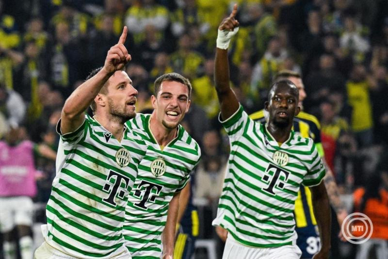 Varga Barnabás (b), a Ferencváros játékosa ünnepel, miután gólt szerzett a labdarúgó Európa-liga alapszakaszának 5. fordulójában játszott Ferencvárosi TC - Fenerbahce mérkőzésen Isztambulban a Sükrü Saracoglu stadionban 2025. november 27-én. MTI/Koszticsák Szilárd