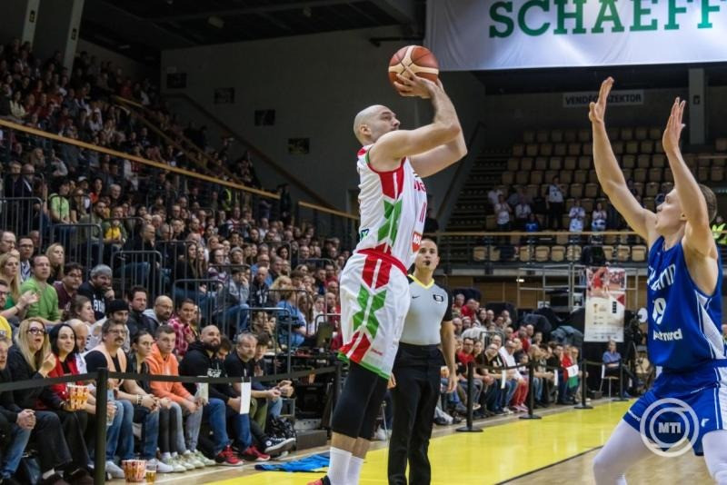 Szombathely, 2025. november 28. Benke Szilárd (b) és a finn Elias Valtonen a férfi kosárlabda világbajnoki selejtező G csoportjában játszott Magyarország - Finnország mérkőzésén a szombathelyi Schaeffler Arena Savariában 2025. november 28-án. MTI/Katona Tibor