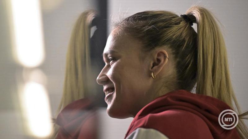 ’s-Hertogenbosch, 2025. november 30. Grosch Vivien, a magyar női kézilabda-válogatott játékosa interjút ad a sajtónak a csapat szállásán a hollandiai ’s-Hertogenboschban a holland-német közös rendezésű női kézilabda-világbajnokság negyedik napján, 2025. november 30-án. MTI/Szigetváry Zsolt 