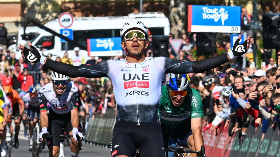 A kolumbiai Juan Sebastián Molano, az utolsó szakasz gyõztese a célban a 46. Tour de Hongrie országúti kerékpáros körverseny ötödik, 170 kilométeres Etyek - Esztergom szakaszán, Esztergomban 2025. május 18-án. MTI/Illyés Tibor