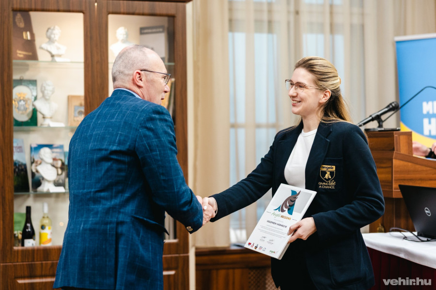 A város nevében Porga Gyula polgármester vette át a díjat