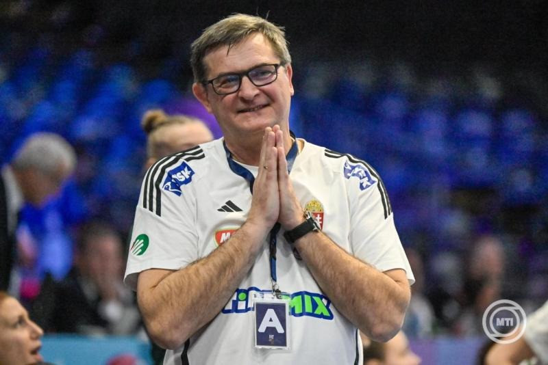 Golovin Vlagyimir szövetségi kapitány a német-holland közös rendezésű női kézilabda-világbajnokság középdöntőjének 1. fordulójában játszott Magyarország-Románia mérkőzésen Rotterdamban 2025. december 3-án. MTI/Szigetváry Zsolt