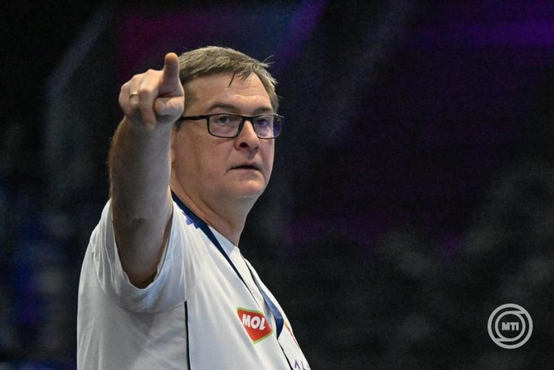 Golovin Vlagyimir szövetségi kapitány a német-holland közös rendezésű női kézilabda-világbajnokság középdöntőjének 1. fordulójában játszott Magyarország-Románia mérkőzésen Rotterdamban 2025. december 3-án. MTI/Szigetváry Zsolt