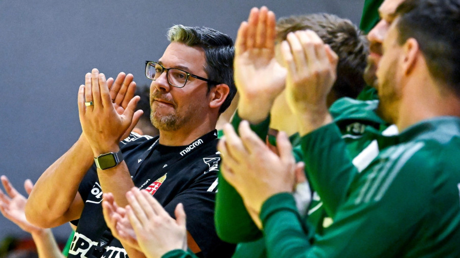 Chema Rodríguez, a magyar válogatott szövetségi kapitánya a férfi kézilabda Európa-bajnoki selejtezõjében játszott Szlovákia - Magyarország mérkõzésen a szlovákiai Galgócon (Hlohovec) 2025. május 7-én.MTI/Illyés Tibor