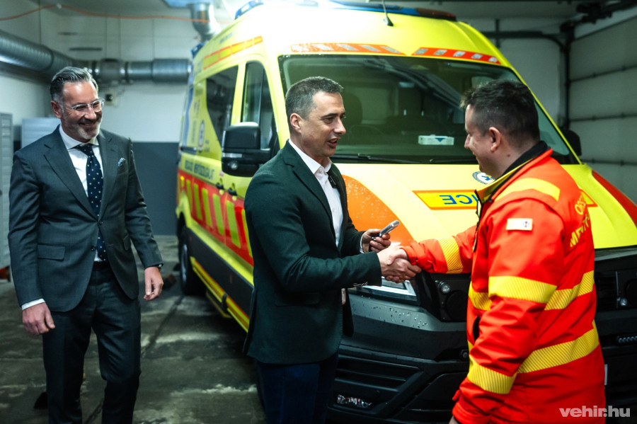 Ovádi Péter adta át az új mentőautó kulcsait