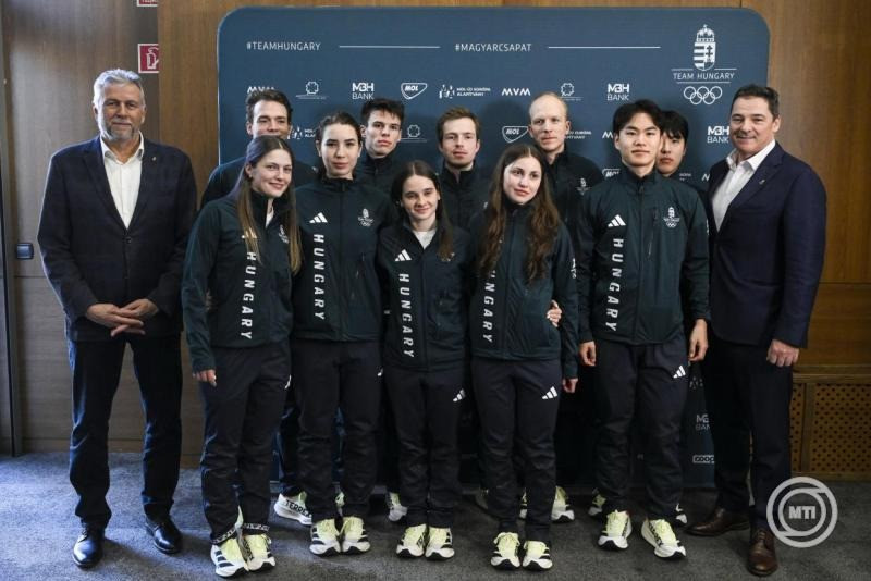 Csoportkép a milánói-cortinai téli olimpiáról hazatérő magyar olimpiai csapat sajtótájékoztató után Budapesten, a Larus Étterem és Rendezvényközpont 2026. február 23-án. Az első sorban Brunner Blanca hódeszkás, Végi Diána Laura gyorskorcsolyázó, Pavlova Maria műkorcsolyázó és Somodi Maja gyorskorcsolyázó, a hátsó sorban Fábián László csapatvezető, a Magyar Olimpiai Bizottság (MOB) főtitkára, Sviatchenko Alexei műkorcsolyázó, Major Dominik, Nógrádi Bence, Nógrádi Bence és Moon Wonjun rövidpályás gyorskorcsolyázók és Gyulay Zsolt, a Magyar Olimpiai Bizottság (MOB) elnöke (b-j). A magyar csapat 16 fővel vett részt a játékokon. MTI/Purger Tamás