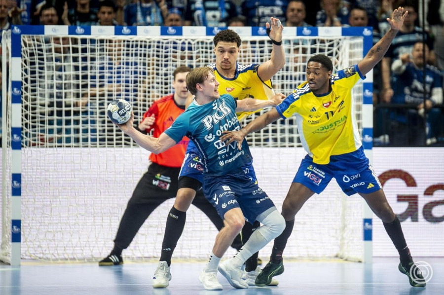 Janus Dadi Smárason, a Szeged játékosa (b2), valamint Klemen Ferlin (b), Théo Monar (b3) és Benoit Kounkoud (j), az Industria Kielce játékosai a férfi kézilabda Bajnokok Ligája negyeddöntőjébe jutásért játszott OTP Bank-Pick Szeged - Industria Kielce első mérkőzésen a szegedi Pick Arénában 2026. április 2-án. A Szeged 26-23-ra győzött. MTI/Ujvári Sándor