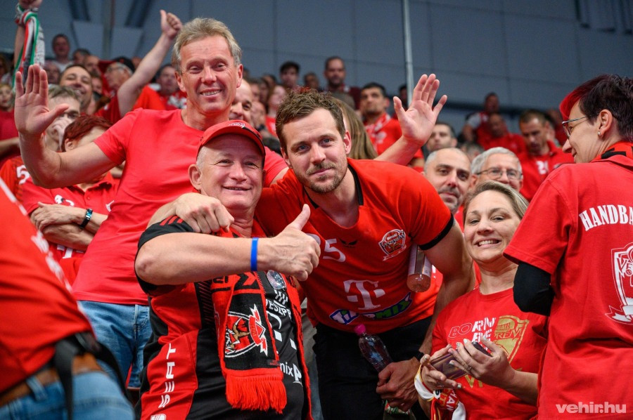 Kentin Mahé a veszprémi szurkolók körében a dán Aalborg elleni negyeddöntőben 2024, április 25-én