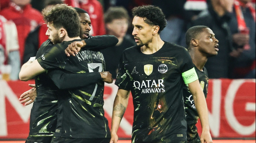 Ousmane Dembélé, a Paaris Saint-Germain játékosa (b, részben takarva) csapattársaival, miután berúgta a találkozó elsõ gólját a labdarúgó Bajnokok Ligája elõdöntõjének Bayern München-Paris Saint-Germain visszavágó mérkõzésén a müncheni Allianz Arénában 2026. május 6-án.MTI/EPA/Ronald Wittek