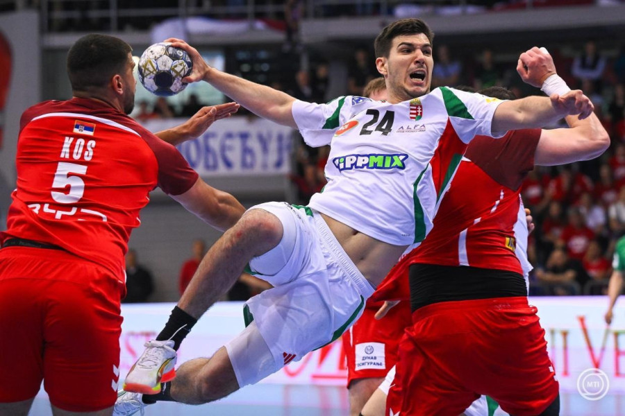 Fazekas Gergő (k) és a szerb Milos Kos (b) a férfi kézilabda világbajnoki selejtezőben játszott Szerbia - Magyarország első mérkőzésen a nisi Cair Sportcenterben 2026. május 14-én. A magyar válogatott 31-29-re kikapott. MTI/Czeglédi Zsolt