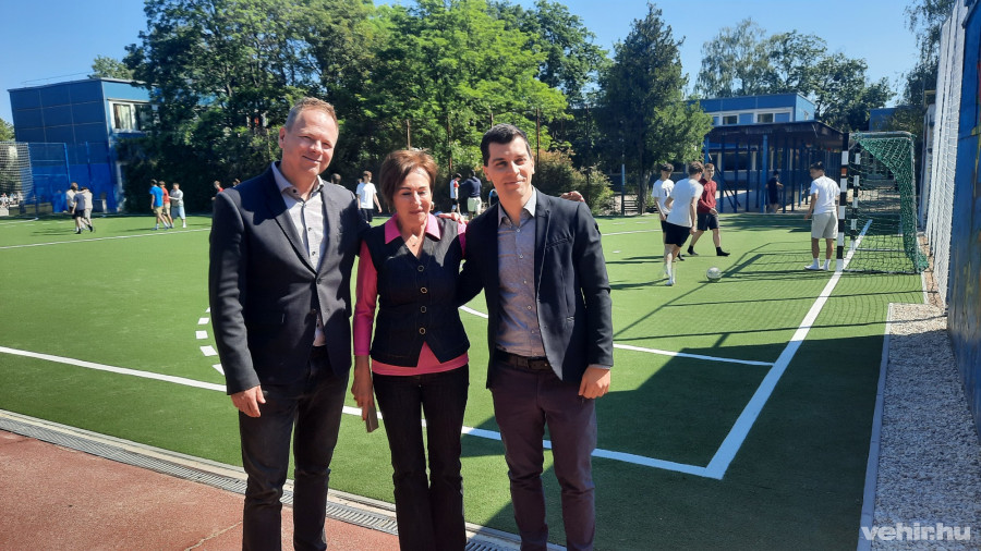 Csík Richárd, önkormányzati képviselő, Molnárné Staub Ildikó, intézményvezető, Varga Tamás, alpolgármester
