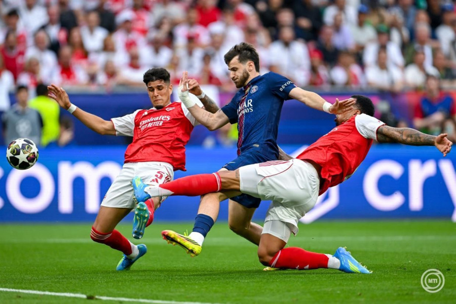 Piero Hincapié (b) és Gabriel (j), az Arsenal, valamint Hvicsa Kvarachelia, a Paris Saint-Germain játékosa a labdarúgó Bajnokok Ligája döntőjében játszott Paris Saint-Germain - Arsenal mérkőzésen a Puskás Arénában 2026. május 30-án. MTI/Illyés Tibor