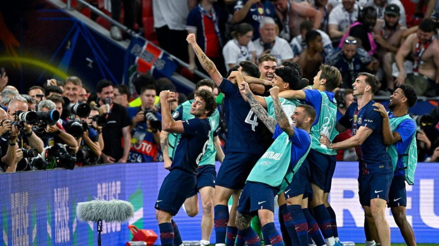 A győztes Paris Saint-Germain játékosai ünnepelnek a labdarúgó Bajnokok Ligája döntőjében játszott Paris Saint-Germain – Arsenal mérkőzés végén a Puskás Arénában 2026. május 30-án. Megvédte címét a Paris Saint-Germain, miután 1-1-es döntetlent és hosszabbítást követően tizenegyesekkel 4-3-ra legyőzte az Arsenalt. MTI/Hegedüs Róbert