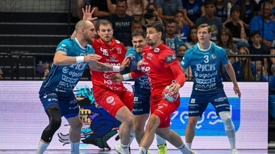 Ivan Martinovic (j2), a Veszprém és Borut Mackovsek (b), a Szeged játékosa a férfi kézilabda NB I döntőjében játszott OTP Bank-Pick Szeged – One Veszprém HC második mérkőzésen a szegedi Pick Arénában 2026. június 2-án. MTI/Illyés Tibor