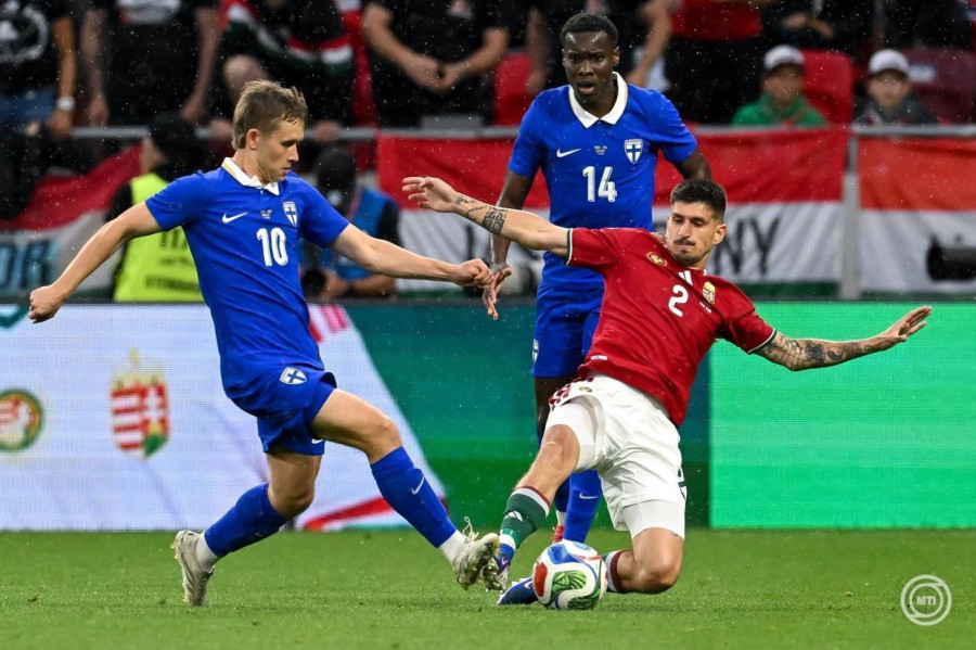 Osváth Attila (j) valamint a finn Naatan Skytta (b) és Ryan Mahuta a Magyarország - Finnország barátságos labdarúgó-mérkőzésen a Puskás Arénában 2026. június 5-én. MTI/Illyés Tibor