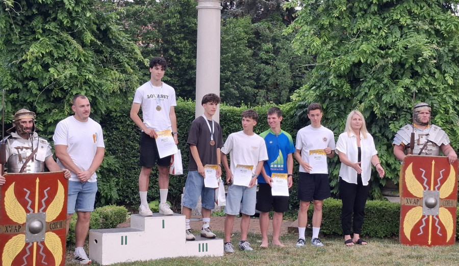 A dobogó tetején Bálint Gergő (F-VI), illetve a díjátadók, Márkus Erzsébet és Halász Bence olimpiai ezüstérmes sportolók - Fotó: VHS