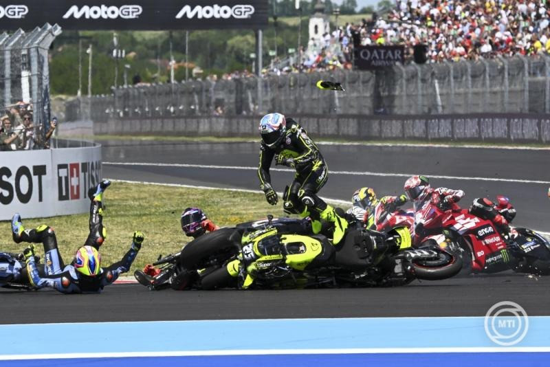 A spanyol Raul Fernandez, a Trackhouse MotoGP Team (b3) csapat versenyzője a tömeges bukás után a MotoGP Magyar Nagydíjon a gyorsaságimotoros-világbajnokság magyarországi versenyén a balatonfőkajári Balaton Park Circuit versenypályán 2026. június 7-én. MTI/Czeglédi Zsolt