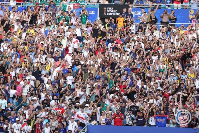 Az angol válogatott szurkolói Bukayo Saka harmadik gólját ünneplik a 2026-os labdarúgó-világbajnokság Franciaország-Anglia bronzmérkőzésén a miami Hard Rock Stadionban 2026. július 18-án. MTI/EPA/Cristobal Herrera