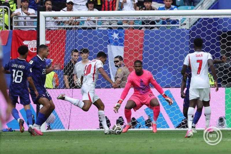 Az angol Jude Bellingham (b3) belövi csapata hatodik gólját a francia Mike Maignan (j2) kapujába a 2026-os labdarúgó-világbajnokság Franciaország-Anglia bronzmérkőzésén a miami Hard Rock Stadionban 2026. július 18-án. MTI/EPA/Cristobal Herrera