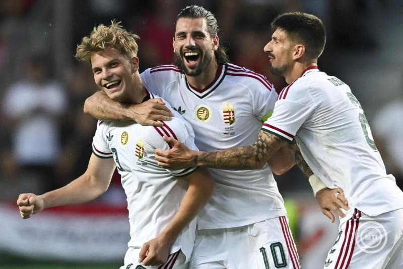 Schäfer András (b) gólöröme a Magyarország - Kazahsztán barátságos labdarúgó-mérkőzésen a debreceni Nagyerdei Stadionban 2026. június 9-én. Mellette Szoboszlai Dominik (j2) és Osváth Attila. MTI/Illyés Tibor