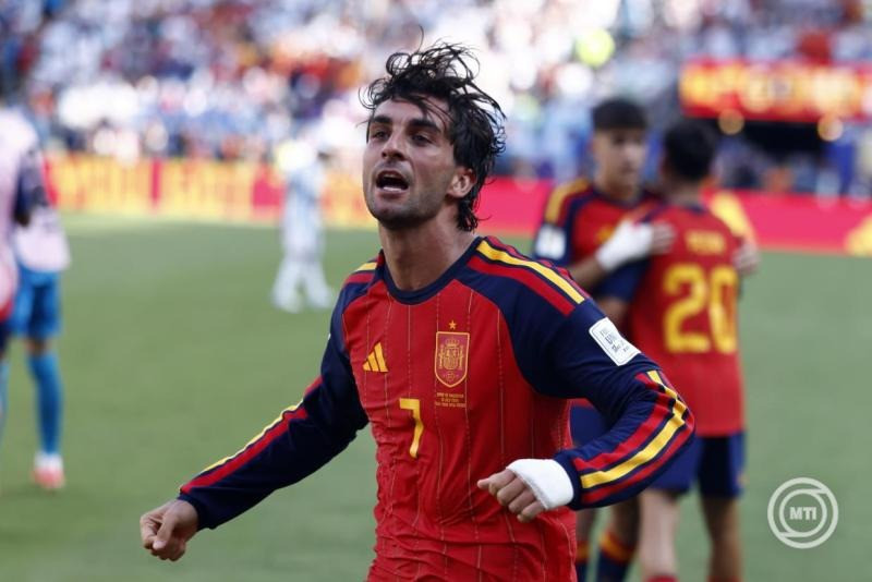 A spanyol Ferran Torres ünnepli a 2026-os labdarúgó-világbajnokság Spanyolország–Argentína döntő mérkőzésének hosszabbításában lőtt gólját az East Rutherford-i MetLife Stadionban 2026. július 19-én. MTI/EPA/Will Oliver