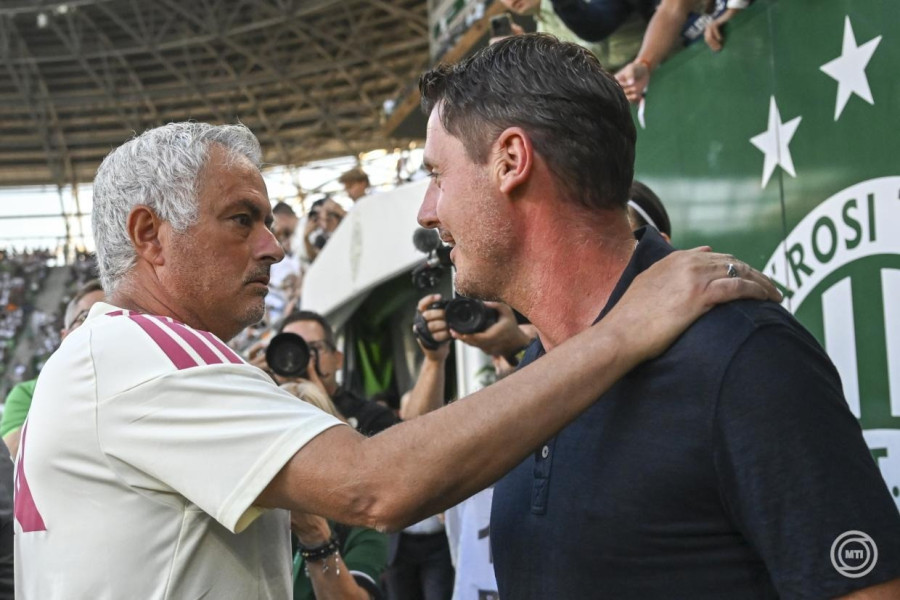 José Murinho, a Real Madrid (b) és Borbély Balázs, a Ferencváros vezetőedzője a Ferencváros - Real Madrid nemzetközi felkészülési mérkőzés kezdete előtt a Groupama Arénában 2026. augusztus 8-án. MTI/Illyés Tibor