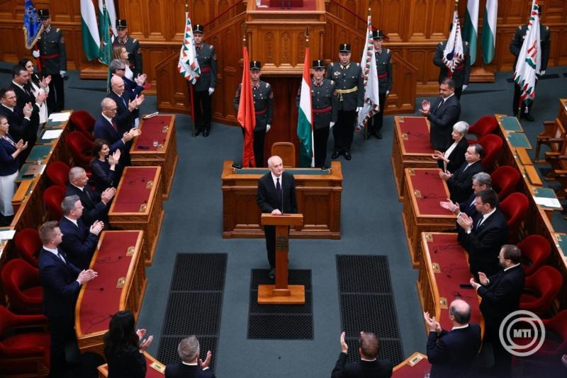  Baka András megválasztott köztársasági elnök (k) leteszi esküjét az államfőválasztáson az Országgyűlés rendkívüli plenáris ülésén 2026. augusztus 11-én. A Legfelsőbb Bíróság volt elnökét - akit a kormánypárti Tisza-frakció jelölt államfőnek - titkos szavazáson, 140 igen és 6 nem vokssal választották meg a képviselők. MTI/Máthé Zoltán